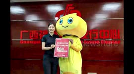 Lottery winner wears bizarre costume while collecting 26M GBP winnings 'to hide new wealth from his family' (pictures)