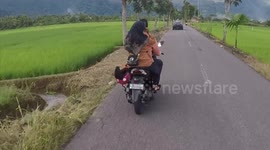 Like this is the habit of most people falling in love without thinking about safety, helmets are only hung