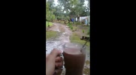 Unexpected fail! The little girl was playing and slipped in the mud.