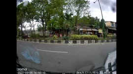 Accident: Truck driver forgets to check both ways and rams into a moped rider (Dashcam Video)