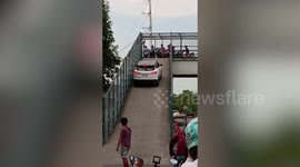 Bungling car driver blocks motorcycle-only overpass in the Philippines