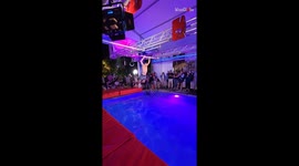Ninja warrior does an unintentional 360° on bar while swinging on it *LACHE Fail*