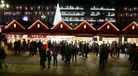 Mercadillo de navidad y luces navideñas en la plaza mayor de Madrid, España