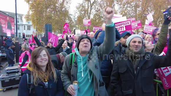 Thousands of Royal Mail workers strike over pay, working conditions in London