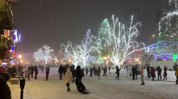 Snow adds magical touch to Christmas celebrations in Leavenworth, US