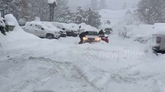Residents help stranded travellers dig out vehicles during snow storm in Leavenworth, US
