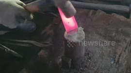 Thai craftsman makes handmade knives using family's 50-year-old forging technique