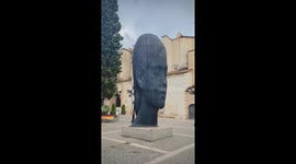 Check out this amazing flat-head sculpture that looks 3D