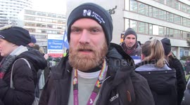 Nurse protesting in solidarity outside St Thomas' Hospital calls for 20% pay rise, apologises for cancelled appointments