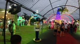 A square with Christmas decorations to receive its visitors, who enjoy the place together with their families.