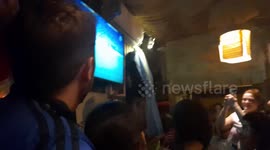 Residentes Argentinos en Madrid, España celebran la anotación en la tanda de penaltis en la final de la copa del mundo catar 2022