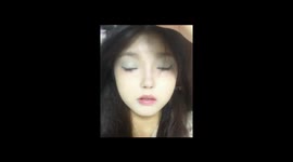 Chinese girl owns beautiful heterochromatic eyes