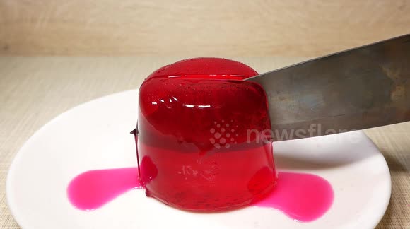 YouTuber tests how 1,000-degree-hot knife slices through objects