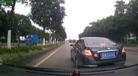 火爆女司机 超车不成四次逼停对方