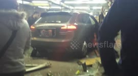 青岛一保时捷失控飞速冲进路边烧烤店 驾驶员趁乱逃离