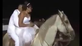 Caballo tumba a los novios en su boda jajaja