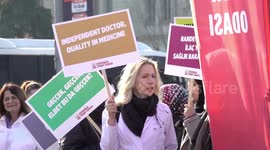 Turkish doctors in Istanbul protest health law restricting the right to self-employment
