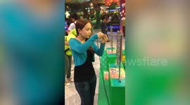 Ice-cool mum spirals through tricky steady-hand buzzer game at fairground