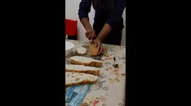 Amo la cucina italiana,questo e una di pane pizza, con mozzarella di bufalo, origano,olio extravergine di oliva,e wurstel♥️