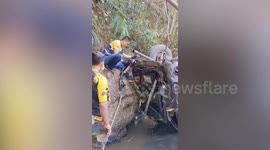 One dead and five injured when tourist car overturns on hill in Thailand