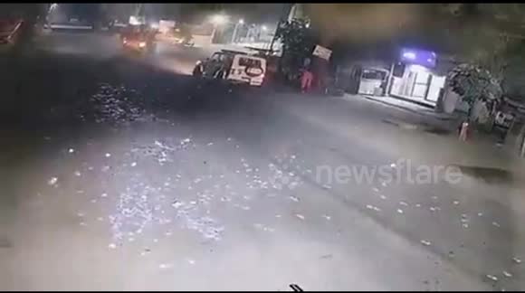 Bumbling bank robbers dump cash on road to stop police chase