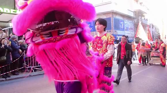 Desfile del año nuevo chino el año de conejo en el barrio usera de Madrid, España