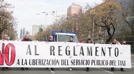 Thousands of taxi drivers block Madrid street in response to government regulations