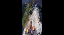 DON'T LOOK DOWN: Daredevil stuns internet with terrifying 2000ft mountain climb