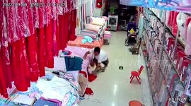 Father displays lightning-fast reflexes to catch daughter falling off bed in China