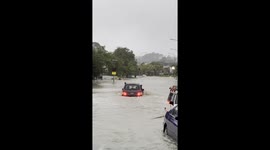 4x4 tries to drive down flooded road in Auckland but fails!