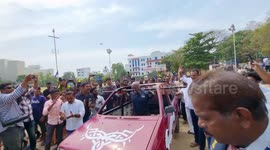 Indian strongman lifts 370 kilogram-car and walks 25 meters