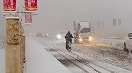 Drivers face heavy snow in Tangshan, China
