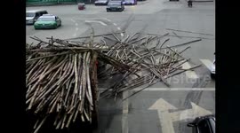 SUV buried in bamboo sticks falling from highly-loaded truck