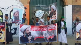Pause in front of the Saudi embassy in Sanaa to protest against the execution of Sheikh Nimr