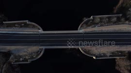 Puente de carretera, con coches en un pantano.