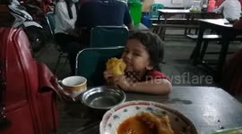 Seeing this child eating voraciously eating beef bones in curry makes the appetite increase