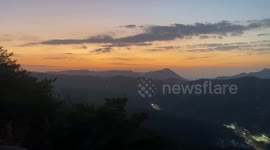 A view of the dawn from the top of a mountain that went up at dawn in Korea.