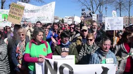 Centenares de personas protestan en contra de la 