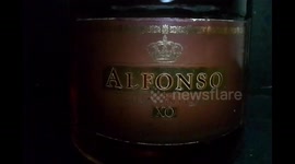 A simple and short video clip for my second quarter filming class..this is filmed at my house,it has bad quality because I'm using an Android and I hope y'all like it