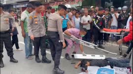 Police Chief Lampung Selatan Heroically Evacuates Accident Victims and Directs Traffic in Indonesia