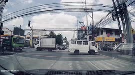Truck's door nearly smashes onto car while making turn