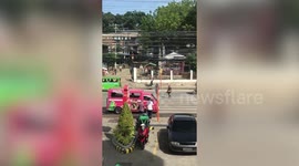 Sweet old couple crossing busy road inspires onlookers in the Philippines