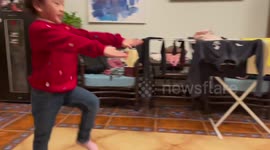 Talented 6-year-old girl perform somersault with one arm in China