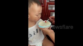 Grandmother tricks toddler into finishing congee with clever candy tactic