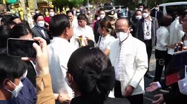 Protester hands wilted flowers to Thai Prime Minister 'to slam government's mismanagement'