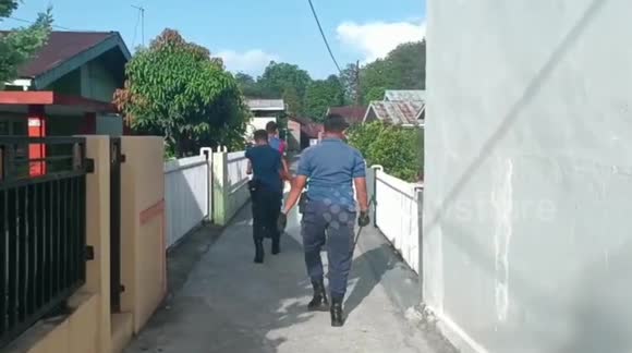 firefighters desert fire python 3 meters finished eating rats from the living room of the resident's house