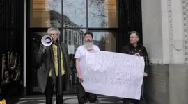 Australia House locks its doors to Piers Corbyn as he takes up case of Queensland activist Steven Harrison who died after 12-hour police siege