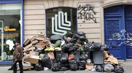 Heaps of junk higher than the passers-by in Paris as sanitation strike continues