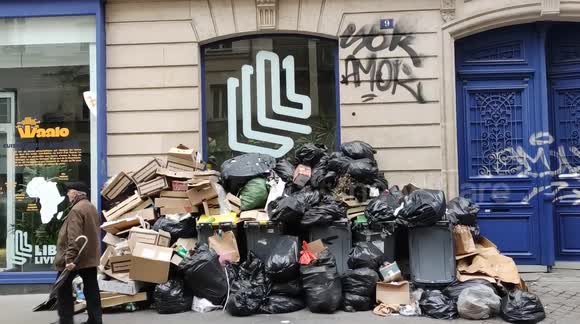 Heaps of junk higher than the passers-by in Paris as sanitation strike continues