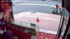 Quick-thinking grocery store owner helps an old to lift up her electric vehicle in heavy traffic in China
